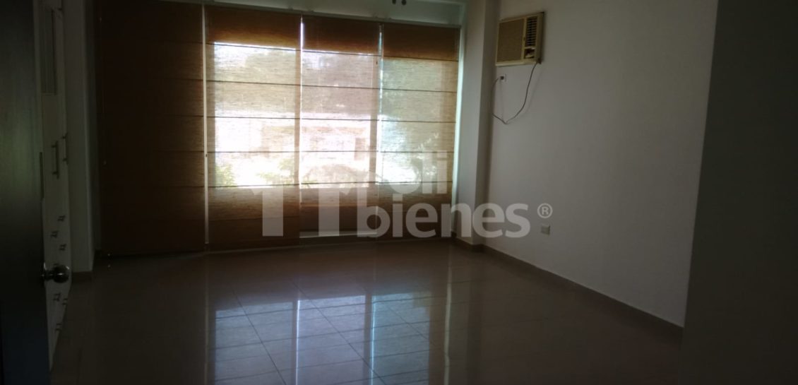 Vía a Samborondón Km.5 En – venta amplia casa de tres niveles.