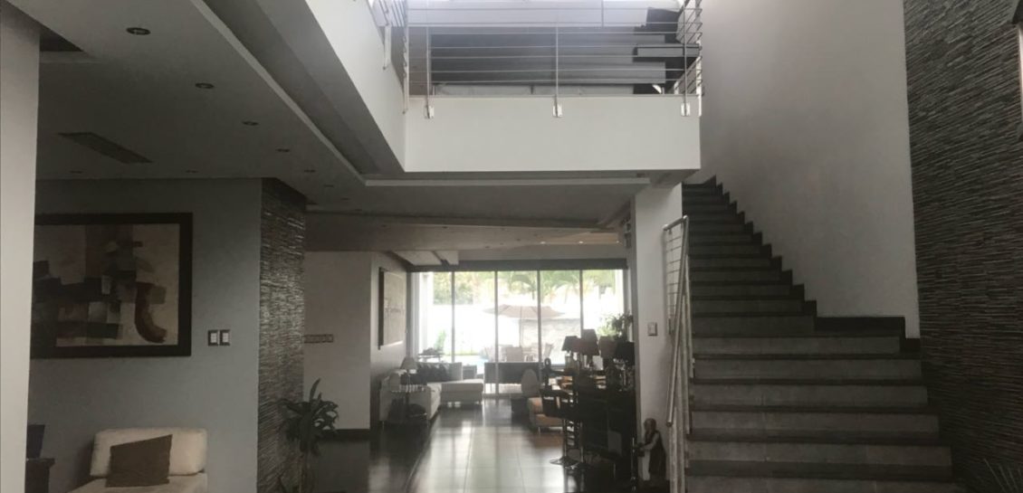Casa Moderna en Laguna Club