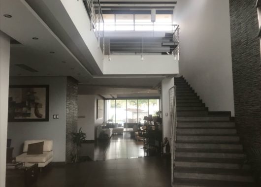 Casa Moderna en Laguna Club