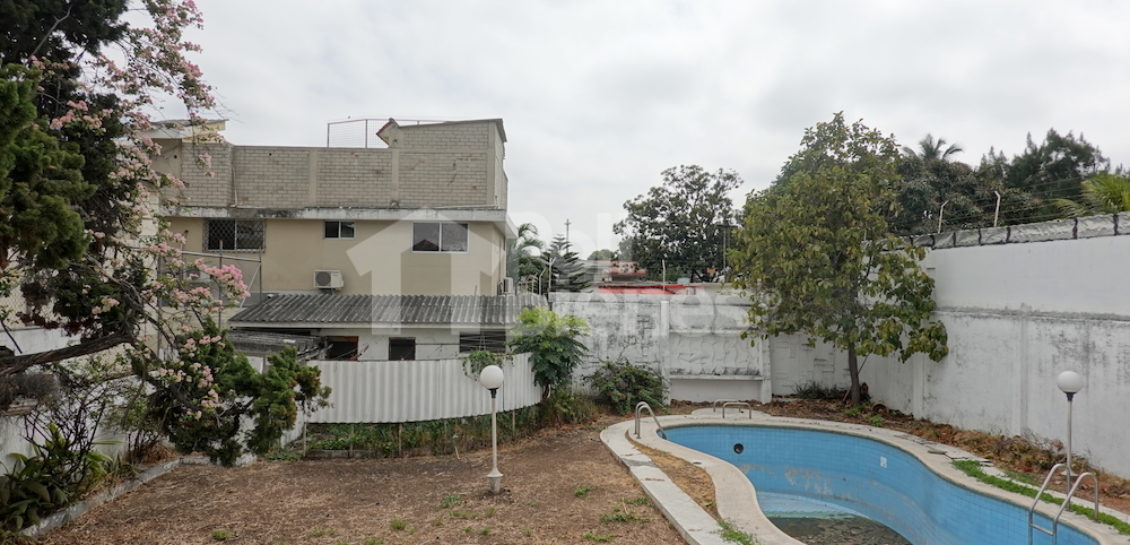 Venta de Casa Moderna en Urdesa Central