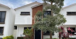 Urbanización Napolí, Casa en venta con acabados mejorados.