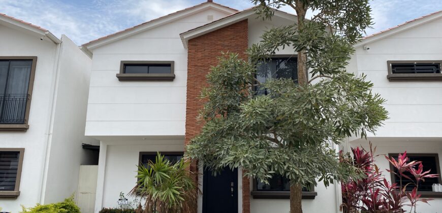 Urbanización Napolí, Casa en venta con acabados mejorados.
