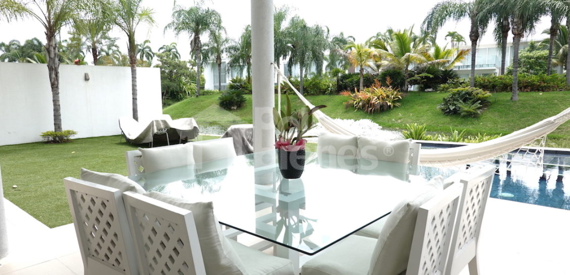 Hermosa casa de diseño en Isla Mocolí