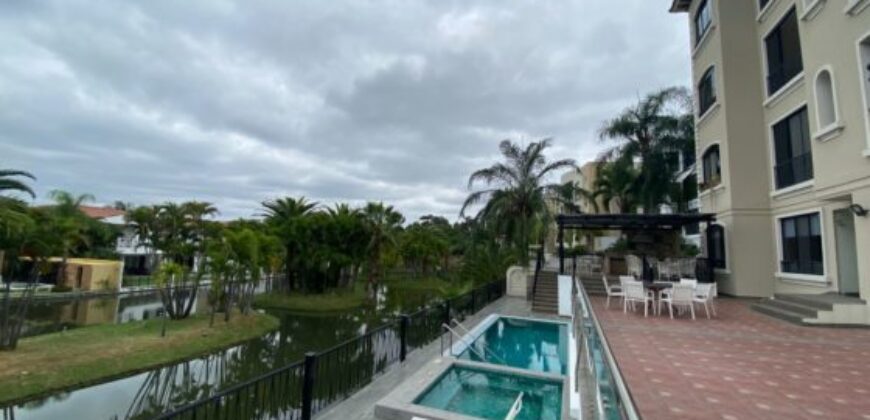 En alquiler amplio departamento en Laguna Club