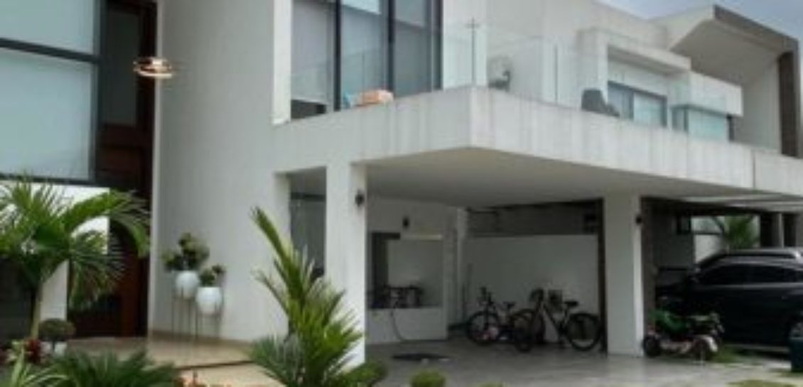 Ciudad Celeste, La Arboletta, Casa de Venta Estilo Moderno.