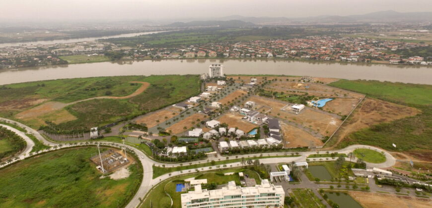 Isla Mocolí terreno con vista al río