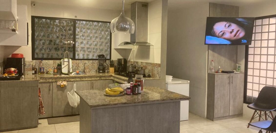 Vendo en primeros kms de Samborondón casa de 3 dormitorios remodelada completamente con muy buen gusto