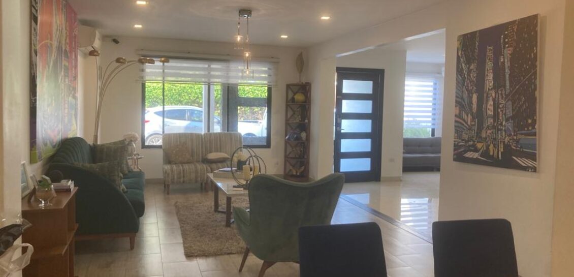 Vendo en primeros kms de Samborondón casa de 3 dormitorios remodelada completamente con muy buen gusto