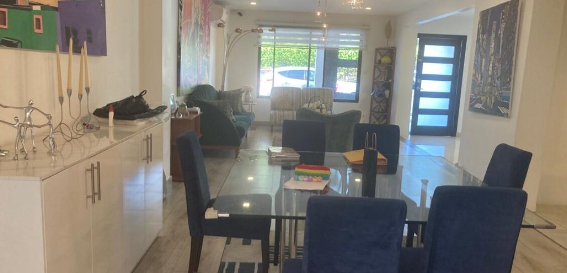 Vendo en primeros kms de Samborondón casa de 3 dormitorios remodelada completamente con muy buen gusto