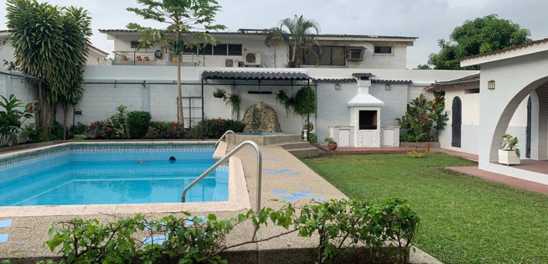 VENDO Amplia casa con piscina y Jacuzzi en Los Ceibos