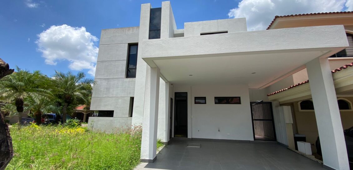 Vendo en Samborondon Km 6 Moderna y Elegante Casa de 3 Dorm.