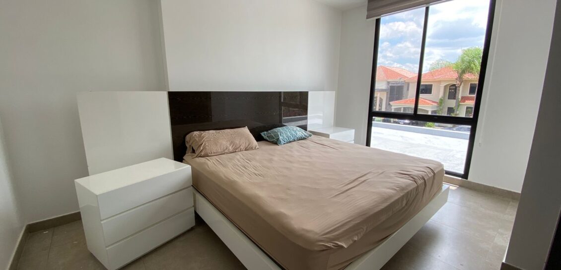 Vendo en Samborondon Km 6 Moderna y Elegante Casa de 3 Dorm.