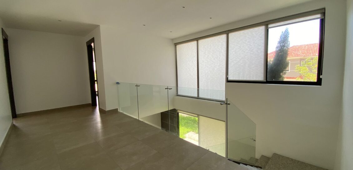 Vendo en Samborondon Km 6 Moderna y Elegante Casa de 3 Dorm.