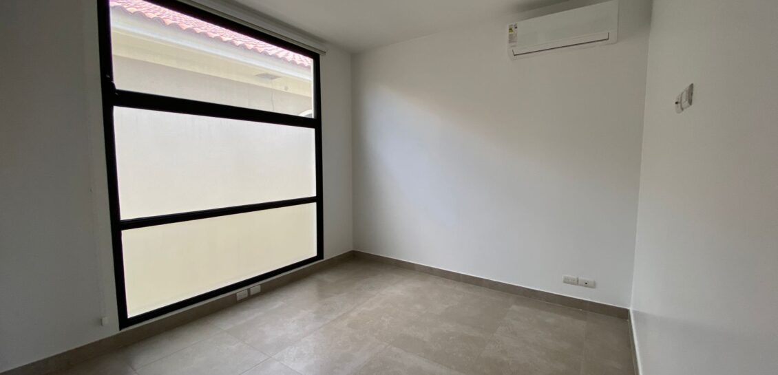 Vendo en Samborondon Km 6 Moderna y Elegante Casa de 3 Dorm.