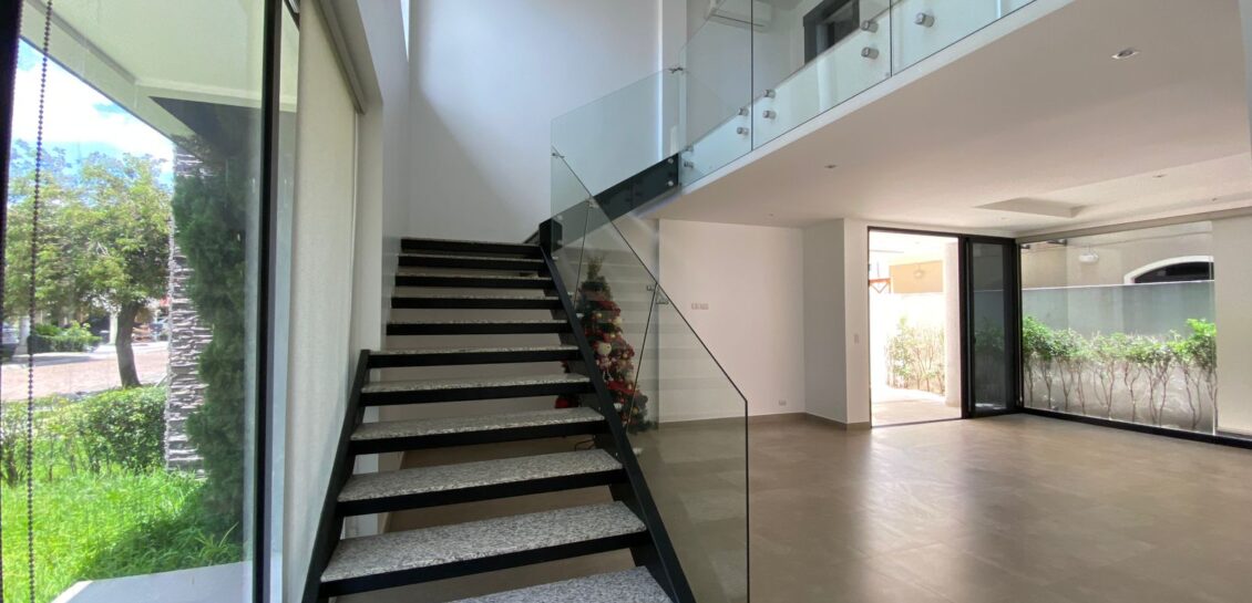 Vendo en Samborondon Km 6 Moderna y Elegante Casa de 3 Dorm.