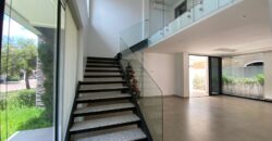 Vendo en Samborondon Km 6 Moderna y Elegante Casa de 3 Dorm.