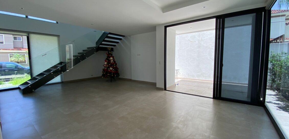 Vendo en Samborondon Km 6 Moderna y Elegante Casa de 3 Dorm.