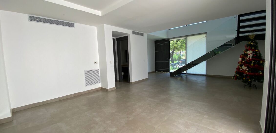 Vendo en Samborondon Km 6 Moderna y Elegante Casa de 3 Dorm.