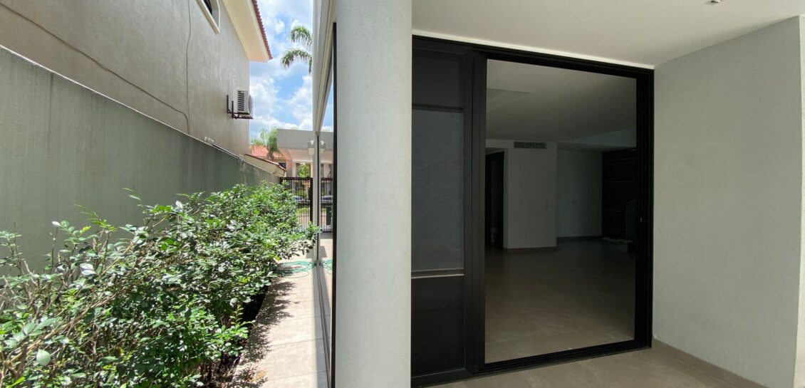 Vendo en Samborondon Km 6 Moderna y Elegante Casa de 3 Dorm.