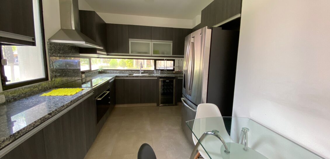 Vendo en Samborondon Km 6 Moderna y Elegante Casa de 3 Dorm.