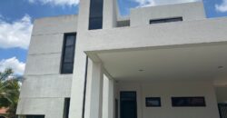 Vendo en Samborondon Km 6 Moderna y Elegante Casa de 3 Dorm.