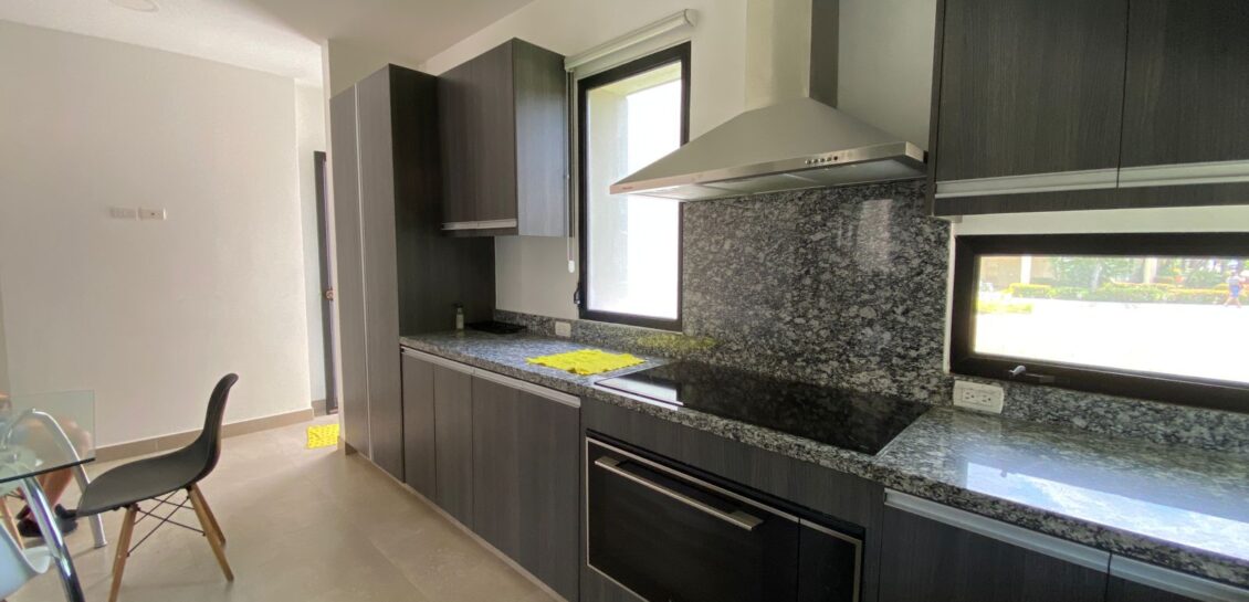 Vendo en Samborondon Km 6 Moderna y Elegante Casa de 3 Dorm.