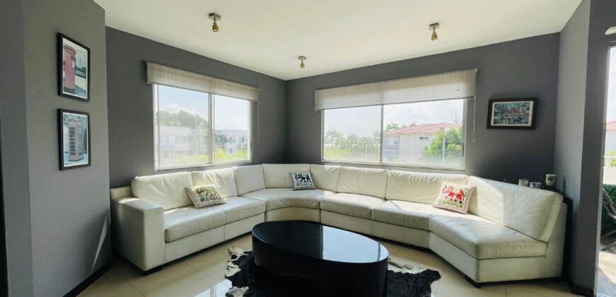 Alquilo amplio departamento amoblado en Vía a Samborondon