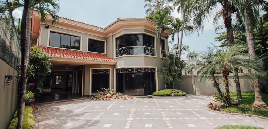 Preciosa Casa en Venta en El Km 4 Samborondon