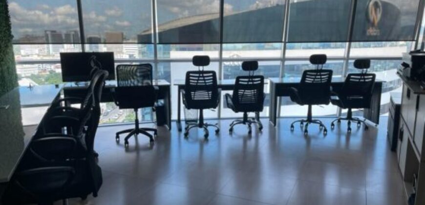 En Venta Preciosa Oficina Full Amoblada en 100 Business Plaza