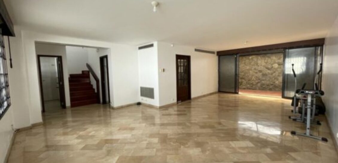 En Venta Casa de 3 Dorm. con Patio, Ubicada en Los Ceibos