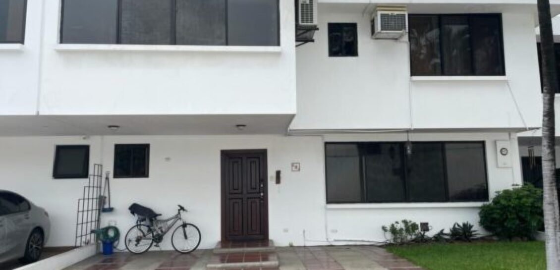 En Venta Casa de 3 Dorm. con Patio, Ubicada en Los Ceibos