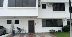 En Venta Casa de 3 Dorm. con Patio, Ubicada en Los Ceibos