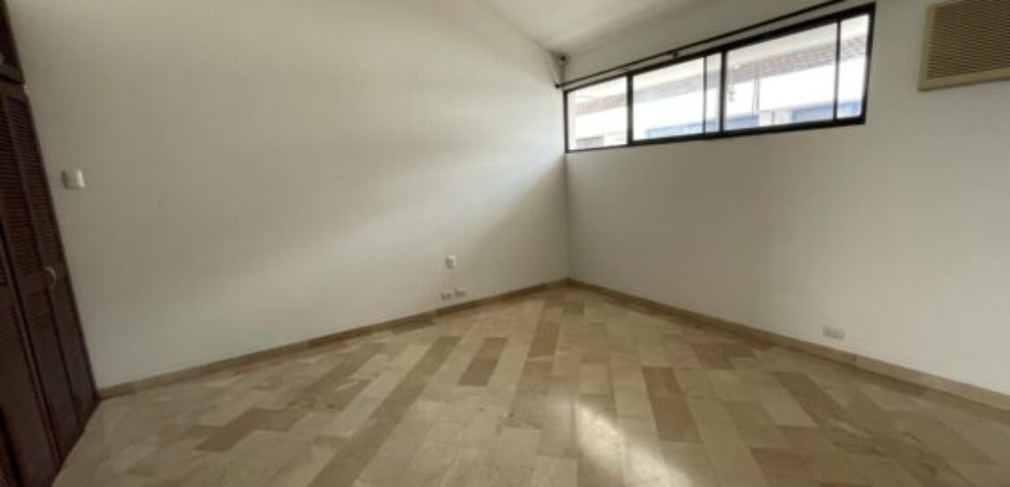 En Venta Casa de 3 Dorm. con Patio, Ubicada en Los Ceibos