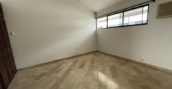 En Venta Casa de 3 Dorm. con Patio, Ubicada en Los Ceibos