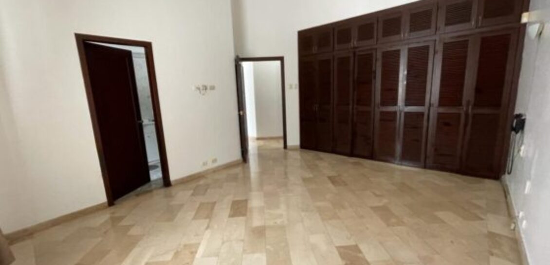 En Venta Casa de 3 Dorm. con Patio, Ubicada en Los Ceibos