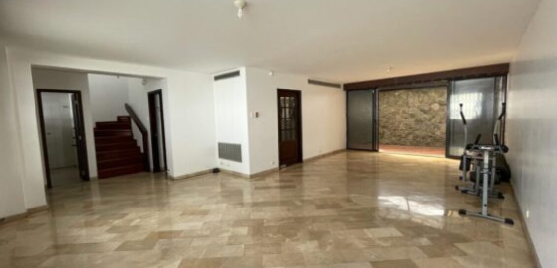 En Venta Casa de 3 Dorm. con Patio, Ubicada en Los Ceibos