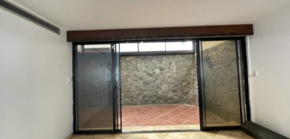 En Venta Casa de 3 Dorm. con Patio, Ubicada en Los Ceibos