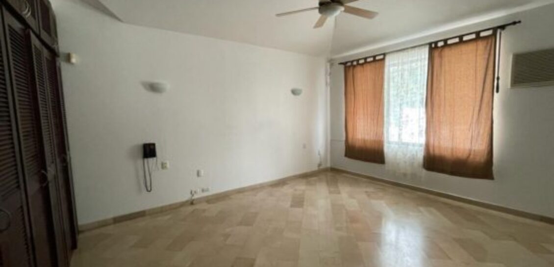 En Venta Casa de 3 Dorm. con Patio, Ubicada en Los Ceibos