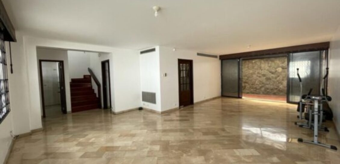 En Venta Casa de 3 Dorm. con Patio, Ubicada en Los Ceibos