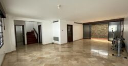 En Venta Casa de 3 Dorm. con Patio, Ubicada en Los Ceibos