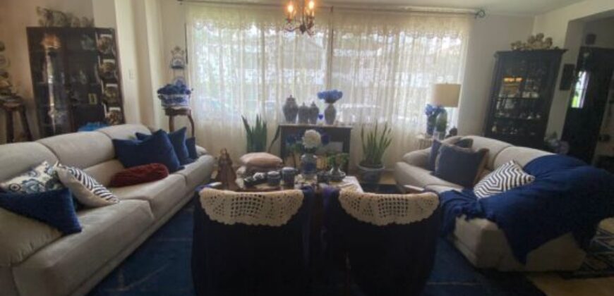 Vendo Amplia Casa de 3 Dorm en Av Leopoldo Carrera – Urbanización Privada