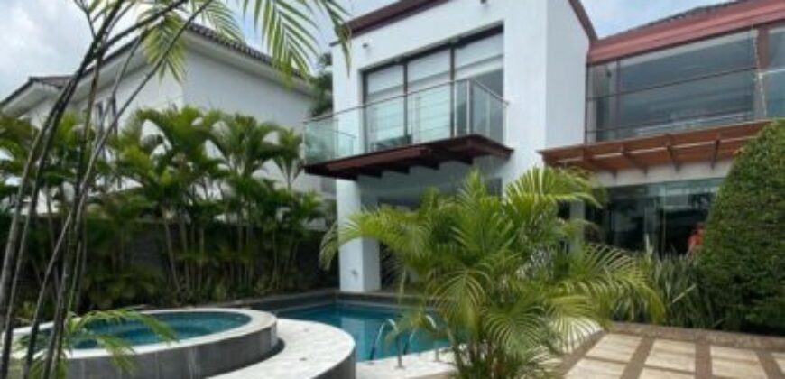 En Venta Preciosa Casa al Lago en Isla Mocoli