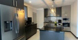 En Venta Elegante Casa de 3 dormitorios en Km 7 vía a Samborondón