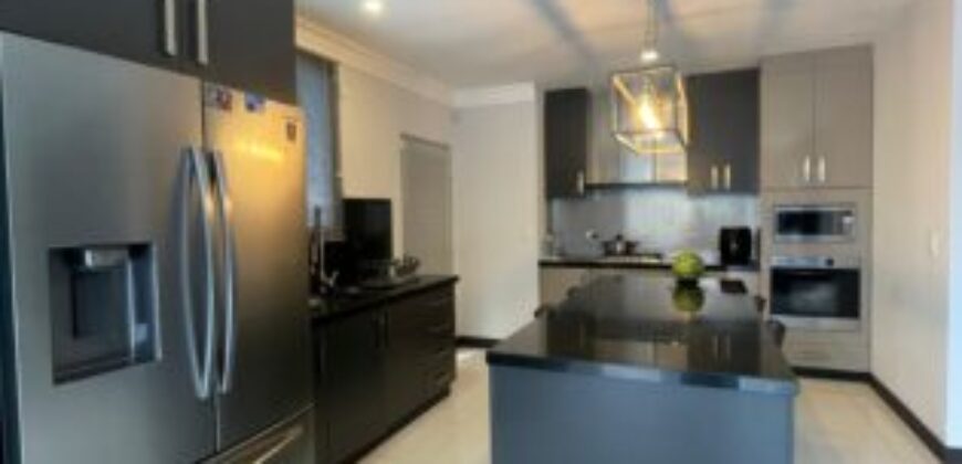 En Venta Elegante Casa de 3 dormitorios en Km 7 vía a Samborondón