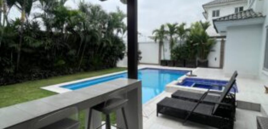 En Venta Elegante Casa de 3 dormitorios en Km 7 vía a Samborondón