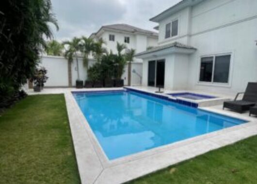 En Venta Elegante Casa de 3 dormitorios en Km 7 vía a Samborondón