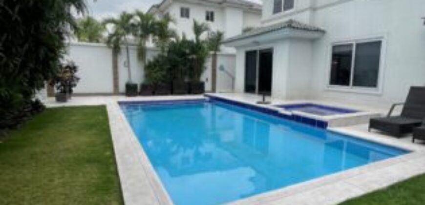 En Venta Elegante Casa de 3 dormitorios en Km 7 vía a Samborondón