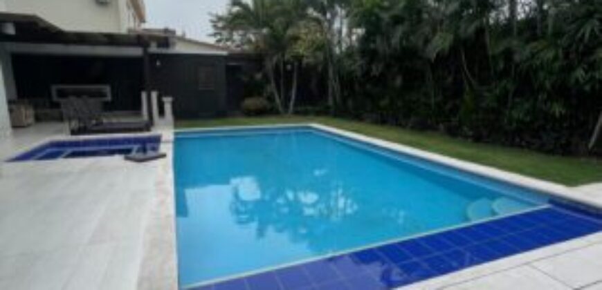 En Venta Elegante Casa de 3 dormitorios en Km 7 vía a Samborondón