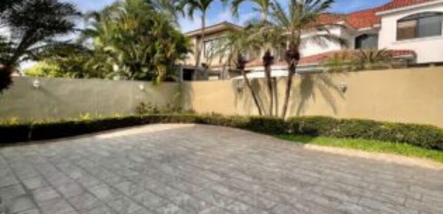 En Venta Acogedora y Bien Mantenida Casa de 4 Dorm, Km 7 Via Samborondón