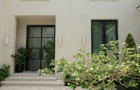 Majestuosa Residencia Frente al Lago en la Prestigiosa Urbanización Lagos de Batán